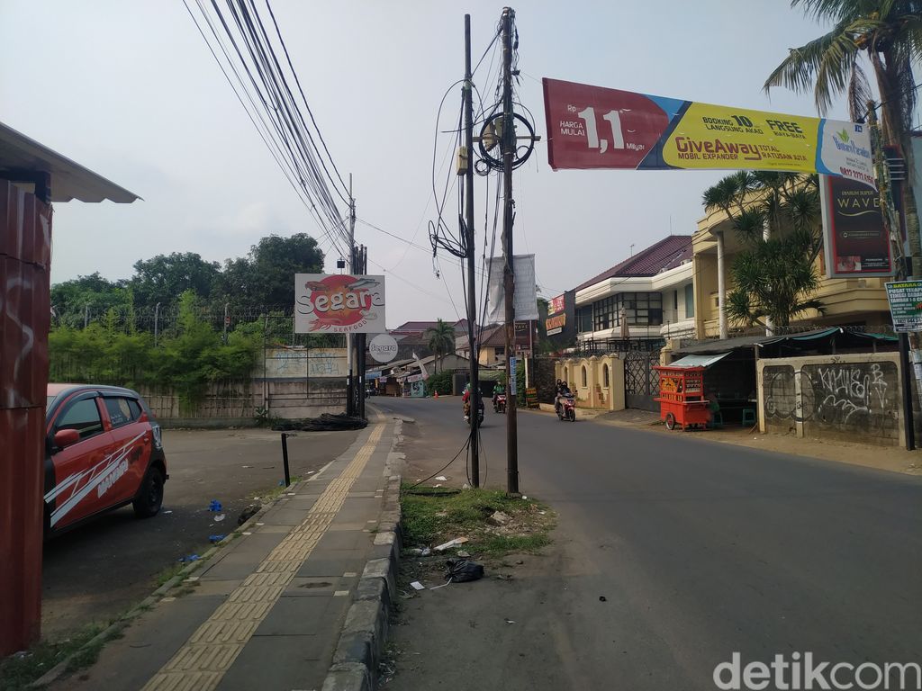 Tiang-tiang di Jl WR Supratman, Ciputat Timur, Tangerang Selatan, 8 Oktober 2021. (Athika Rahma/detikcom)