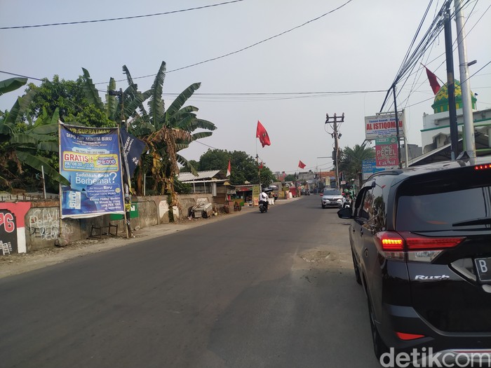 Tiang-tiang di Jl WR Supratman, Ciputat Timur, Tangerang Selatan, 8 Oktober 2021. (Athika Rahma/detikcom)