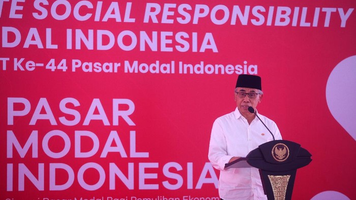 Ketua Dewan Komisioner Otoritas Jasa Keuangan (OJK) Wimboh Santoso (kiri) menyaksikan Direktur Utama PT Kustodian Sentral Efek Indonesia (KSEI) Uriep Budhi Prasetyo (kedua kiri) menyerahkan secara simbolis bantuan kepada Pimpinan Pondok Pesantren Matholil Anwar, K.H. Ahmad Taufik (kedua kanan) saat acara  pemberian bantuan sosial dan vaksinasi di kompleks Pesantren Matholil Anwar, Lamongan, Jawa Timur,  Jumat (8/10/2021). Otoritas Jasa Keuangan bersama PT Bursa Efek Indonesia (BEI), PT Kliring Penjaminan Efek Indonesia (KPEI), dan PT Kustodian Sentral Efek Indonesia (KSEI) menyelenggarakan rangkaian kegiatan sosial dan vaksinasi yang bertujuan untuk membantu masyarakat yang membutuhkan bantuan di tengah kondisi pandemi dan juga dalam rangka peringatan 44 tahun diaktifkannya kembali Pasar Modal Indonesia. ANTARA FOTO/Umarul Faruq/aww.