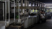 Kondisi pasar tersebut tampak memprihatinkan karena tak terawat dan terbengkalai.