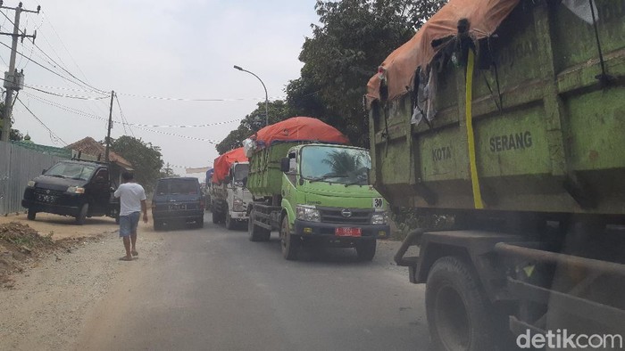 Warga Serang keluhkan bau lindi armada mobil sampah Tangsel