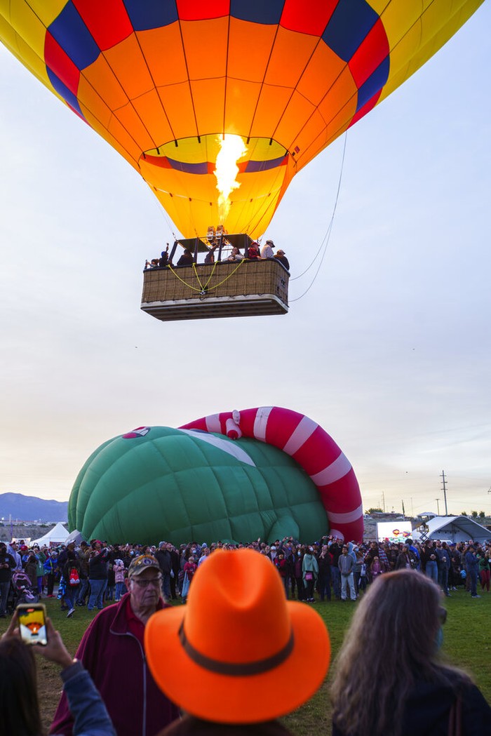 Festival balon udara internasional digelar di kawasan Albuquerque, New Mexico, AS. Balon udara beragam warna dan bentuk pun hiasi langit kota tersebut.
