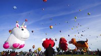 Balon udara beragam warna dan bentuk menghiasi langit kota Albuquerque, New Mexico.  