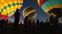 Festival balon udara internasional ini pun menarik perhatian masyarakat. Tak sedikit pengunjung datang ke sana untuk berfoto di antara balon udara itu.