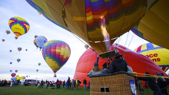 Festival balon udara internasional digelar di kawasan Albuquerque, New Mexico, AS. Balon udara beragam warna dan bentuk pun hiasi langit kota tersebut.