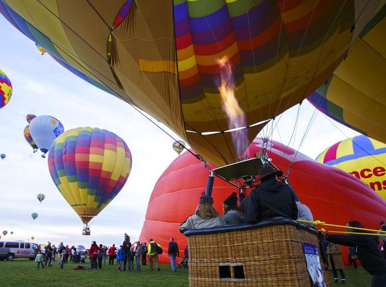 Warna-warni Balon Udara Hiasi Langit Kota di AS