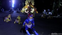 Aksi para penari menampilkan pementasan sendra tari serta kisah pewayangan kolosal di tengah gelaran Wayang Jogja Night Carnival.