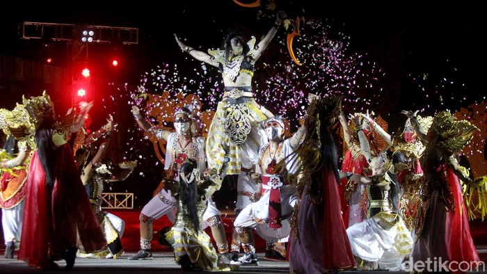 Wayang Jogja Night Carnival (WJNC) digelar untuk memperingati HUT ke-265 Yogyakarta. Gelaran WJNC kali ini mengangkat tema Semar Boyong.
