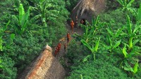 Vale do Javari Reservation di Brasil. Ini merupakan rumah untuk suku yang tidak pernah berkontak dengan dunia luar. Foto yang diambil dari udara ini jadi buktinya. Demi keselamatan para warganya, pemerintah setempat melarang semua orang masuk ke area yang menjadi bagian dari Hutan Amazon ini. Foto: Dok. uncontactedtribes
