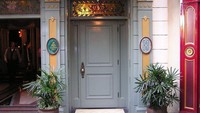 Club 33 di New Orleans. Pada 1967, Walt Disney membuat klub eksklusif yang isinya para investor, public figure, politisi, dan lain-lain. Sejak saat itu klub tersebut tidak pernah menambah jumlah anggotanya. Tapi kita bisa masuk ke klub ini kalau penasaran dengan isinya, tapi harus bayar dulu US$ 10.450 (Rp 146 juta) untuk perorangan atau US$ 27.500 (Rp 385 juta) untuk perusahaan dan menunggu 14 tahun. Foto: Dok. saptezile
