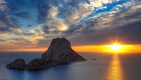 Pulau bermuatan magnet Es Vedrà. Pulau kecil ini terletak di Kepulauan Balearic di pesisir Spanyol. Pulau ini tidak mengandung besi atau mineral lain tapi diklaim punya daya magnetik ketiga terbesar di dunia. Jika kita mendekat ke pulau ini maka kompas yang kita bawa akan kacau, begitu juga semua peralatan elektronik menjadi tidak berfungsi. Pemerintah Spanyol pun melarang semua orang masuk ke pulau tersebut. Foto: Dok. mixonline