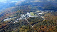 Ini adalah Mount Weather Emergency Operations Center yang terletak di Virginia. Ini adalah tertutup yang digunakan pemerintah Amerika Serikat (AS) ketika situasi darurat. Bangunannya terlihat biasa saja dari luar, tapi di dalamnya ada bunker super canggih yang siap beroperasi menjalankan pemerintah. Yang bisa masuk ke sini hanya pejabat-pejabat tinggi AS saja. Foto: Dok. usahitman