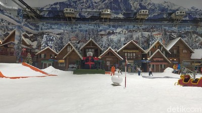 Potret Hari Pertama Trans Snow World Bekasi Buka Lagi
