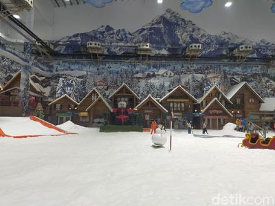 Potret Hari Pertama Trans Snow World Bekasi Buka Lagi
