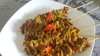 Sering dijadikan pendamping bubur ayam, sate usus juga punya banyak peminat. Dibuat dari usus ayam yang diungkep bumbu kuning kemudian digoreng hingga garing dan kenyal. Kamu bisa bikin sate usus dengan mengikuti resep ini. Foto: detikfood 