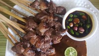 Punya stok daging sapi? Coba bikin jadi sate sapi empuk dengan bumbu kacang ini. Bumbu halusnya gampang dibuat, dari bawang putih, ketumbar, merica butir, bawang merah goreng, gula pasir, dan garam. Ikuti resep ini untuk panduan cara membuatnya. Foto: detikfood 