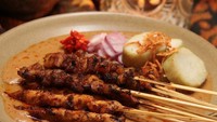 Berbeda dengan sate ayam biasa, sate ayam Blora unik karena memakai paduan saus kacang lembut dan kuah gurih mirip soto. Rasanya makin nikmat saat dimakan bersama lontong. Kalau tertarik membuatnya, kamu bisa ikuti resep ini. Foto: iStock 