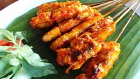 Lombok punya racikan sate khas bernama rembiga. Biasanya dibuat dari daging sapi, meski bisa juga pakai daging ayam. Ciri khasnya adalah berbumbu pedas menyengat dan sedikit manis. Makan pakai lontong, dijamin nikmat! Yuk intip resep sate rembiga di sini. Foto: detikfood 