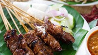 Mirip sate maranggi, sate sapi yang empuk manis ini dibuat dengan bumbu ketumbar. Bumbu halusnya juga termasuk gula merah, bawang, dan jintan. Sate sapi ini lalu dinikmati bersama saus kacang yang kental, gurih, dan manis. Ini dia resep sate sapi bumbu ketumbar. Foto: iStock 