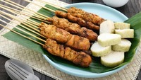 Dari Ponorogo, Jawa Timur ada sate ayam yang khas dan rasanya nikmat. Sate ini dibuat dari potongan fillet ayam berukuran besar yang direndam bumbu sebelum dibakar. Rasanya gurih nikmat dengan tekstur daging yang empuk! Begini cara membuat sate Ponorogo. Foto: iStock 