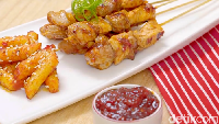 Sate Taichan sempat jadi tren dan diminati banyak orang. Memakai fillet daging ayam dan bumbu minimalis, rasanya gurih memuaskan selera. Supaya agak beda, kamu bisa membuat sate Taichan dengan paduan sambal terasi. Ini dia resepnya. Foto: detikcom 