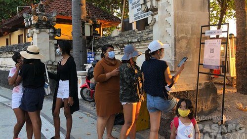 Deskripsi Cegah kerumunan jelang wisata Bali dibuka 14 oktober, beberapa pintu akses pantai kuta ditembok. Pengunjung yang hendak masuk ke pantai kuta mulai melakukan scan aplikasi pedulilindungi.