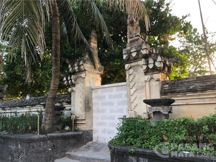 Deskripsi Cegah kerumunan jelang wisata Bali dibuka 14 oktober, beberapa pintu akses pantai kuta ditembok. Pengunjung yang hendak masuk ke pantai kuta mulai melakukan scan aplikasi pedulilindungi.