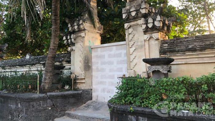 Deskripsi Cegah kerumunan jelang wisata Bali dibuka 14 oktober, beberapa pintu akses pantai kuta ditembok. Pengunjung yang hendak masuk ke pantai kuta mulai melakukan scan aplikasi pedulilindungi.