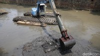 Pengerukan dilakukan untuk menambah daya tampung sungai.