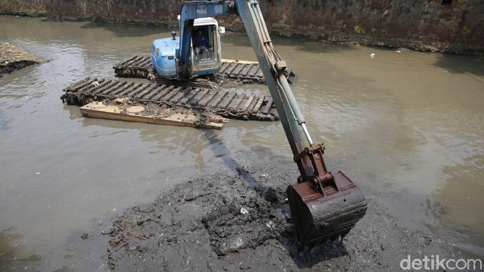 Ancang-ancang Kali Ciliwung Jelang Musim Hujan Demi mengantisipasi luapan air pada musim penghujan, Kali Ciliwung mulai melakukan pengerukan lumpur.