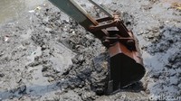 Hal itu dilakukan guna mengantisipasi luapan air pada musim penghujan.