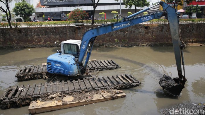 Ancang-ancang Kali Ciliwung Jelang Musim Hujan Demi mengantisipasi luapan air pada musim penghujan, Kali Ciliwung mulai melakukan pengerukan lumpur.