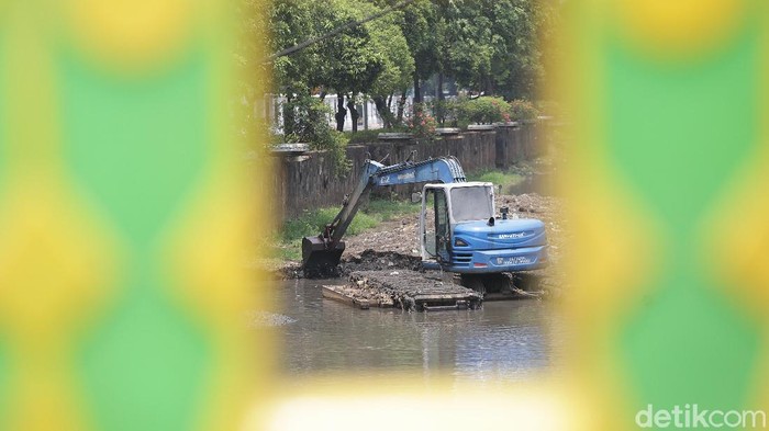 Ancang-ancang Kali Ciliwung Jelang Musim Hujan Demi mengantisipasi luapan air pada musim penghujan, Kali Ciliwung mulai melakukan pengerukan lumpur.