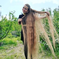 Semuanya sangat sederhana, perawatan minimal. Saya mencuci rambut saya dua kali seminggu dengan kondisioner yang dapat dicuci agar mudah disisir, lalu mengeringkannya secara alami dan menyisirnya dengan sangat hati-hati, terang Anzhelika. Foto: Instagram/@lik_anzhelik