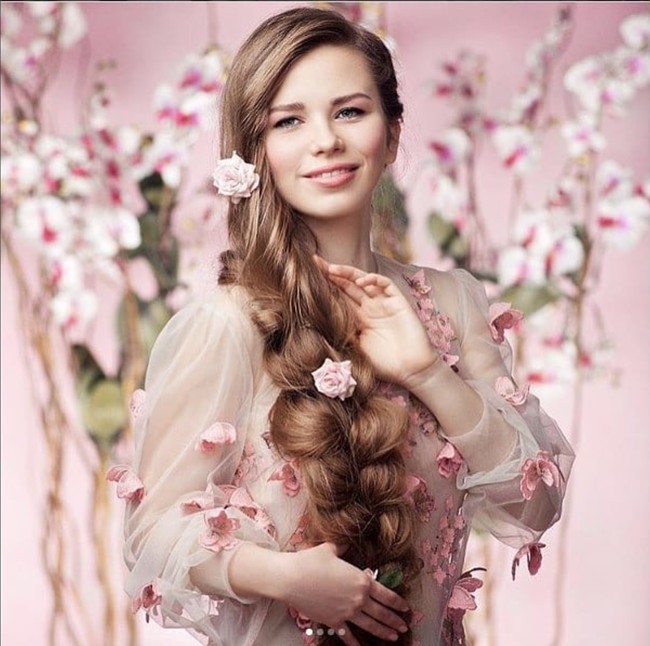 Wanita bernama Anzhelika Baranova ini disebut sebagai Rapunzel dari Rusia karena rambutnya yang sangat panjang. Dikutip dari Oddity Central, Anzhelika sendiri rupanya sudah tidak memotong rambutnya selama 23 tahun. Foto: Instagram/@lik_anzhelik
