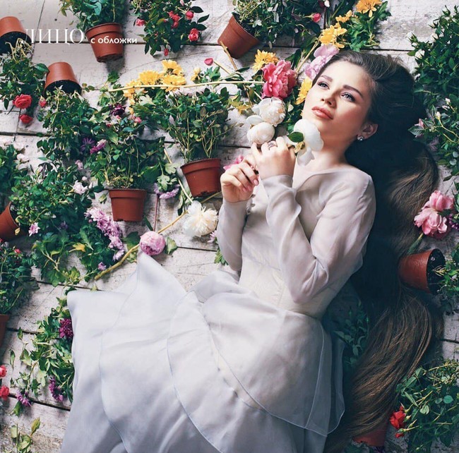 Wanita 28 tahun itu juga mengakui bahwa rambut panjangnya terkadang memang membuatnya merasa tidak nyaman. Namun dia bangga dan senang dengan rambut panjangnya saat ini. Anzhelika pun tidak berencana untuk memotong rambutnya dalam waktu dekat. Foto: Instagram/@lik_anzhelik