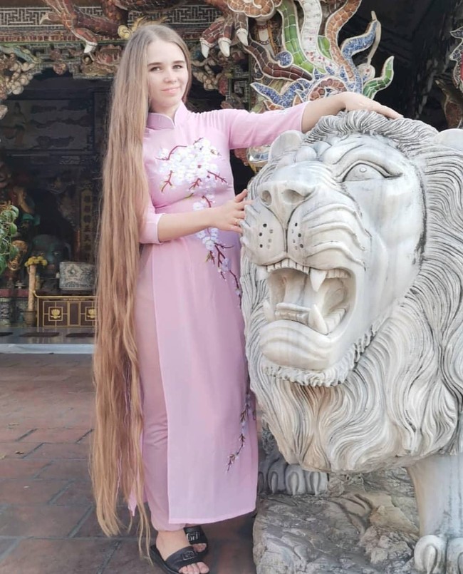 Anzhelika sendiri bukan wanita pertama yang dijuluki sebagai Rapunzel di dunia nyata. Sebelumnya ada wanita bernama Rin Kambe yang berasal dari Jepang. Rin memiliki rambut yang panjangnya mencapai sekitar 4,5 meter. Selain itu ada juga Alena Kravchenko, wanita asal Ukraina yang sudah tidak memotong rambutnya selama 28 tahun. Foto: Instagram/@lik_anzhelik