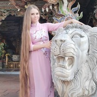 Anzhelika sendiri bukan wanita pertama yang dijuluki sebagai Rapunzel di dunia nyata. Sebelumnya ada wanita bernama Rin Kambe yang berasal dari Jepang. Rin memiliki rambut yang panjangnya mencapai sekitar 4,5 meter. Selain itu ada juga Alena Kravchenko, wanita asal Ukraina yang sudah tidak memotong rambutnya selama 28 tahun. Foto: Instagram/@lik_anzhelik