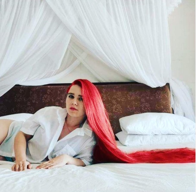 Beginilah penampilan Anzhelika dengan rambut panjangnya. Bagaimana menurutmu penampilan Anzhelika? Foto: Instagram/@lik_anzhelik