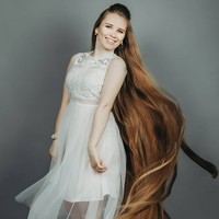 Biasanya wanita asal Rusia itu hanya mengeramasi rambut panjangnya dua kali seminggu menggunakan sampo biasa dan conditioner. Setelahnya Anzhelika akan menyisir rambutnya dengan perlahan dengan sisir. Foto: Instagram/@lik_anzhelik