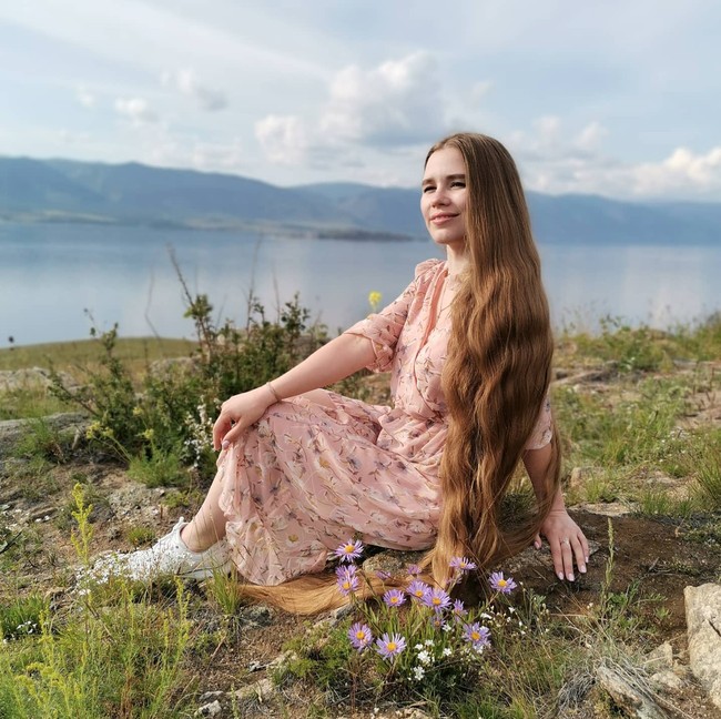 Terakhir kali Anzhelika memotong rambutnya adalah ketika dirinya masih berusia 5 tahun. Walaupun memiliki rambut yang sangat panjang tetapi Anzhelika mengaku tak pernah memberi perlakuan spesial kepada rambutnya itu. Foto: Instagram/@lik_anzhelik