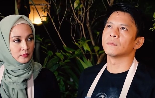 Dina Lorenza menjadi perbincangan publik belakangan ini. Hal tersebut dikarenakan dirinya yang belum lama ini bertemu dengan Ariel NOAH. Memang tidak berdua ketemunya, pertemuan itu terekam dalam Channel YouTube Icip Icip DinaKekeWindy. Kala itu Dina Lorenza, Cut Keke dan Windy mendatangi studio Musica dan bertemu dengan NOAH yang sedang melakukan rekaman untuk lagunya. (Foto: YouTube Icip Icip DinaKekeWindy)