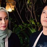 Dina Lorenza menjadi perbincangan publik belakangan ini. Hal tersebut dikarenakan dirinya yang belum lama ini bertemu dengan Ariel NOAH. Memang tidak berdua ketemunya, pertemuan itu terekam dalam Channel YouTube Icip Icip DinaKekeWindy. Kala itu Dina Lorenza, Cut Keke dan Windy mendatangi studio Musica dan bertemu dengan NOAH yang sedang melakukan rekaman untuk lagunya. (Foto: YouTube Icip Icip DinaKekeWindy)
