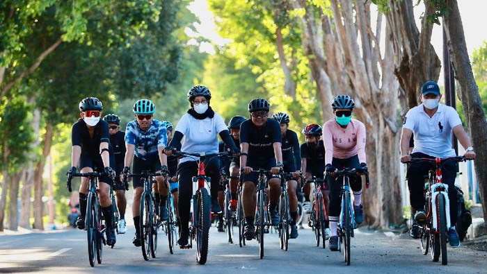 bupati ipuk bersepeda dengan komunitas