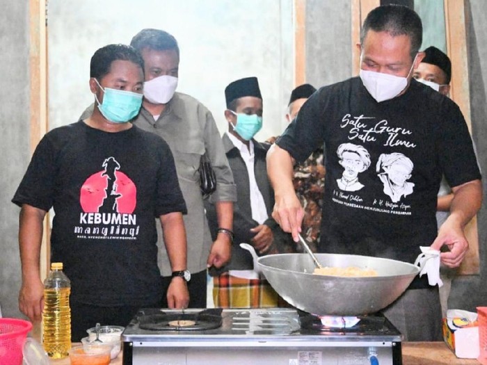 Bupati Kebumen Arif Sugiyanto memasak nasi goreng.