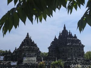 Candi Plaosan Tutup, Wisatawan Pilih Selfie di Depan Pagar