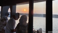 Hanya segelintir orang tua yang datang ke lokasi yang sedang hits di media sosial TikTok ataupun Instagram itu. Karena, sebagian besar yang datang adalah para anak muda, berpasangan atau bersama teman sebayanya.