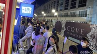 Berikut restoran dan toko yang ada di Cove at Batavia PIK, yakni Sushi Hiro, Cosmic Dog, Gelato Secrets, Hiyoten, Hot Stuff, La Brezza, Living Stone, Ringan Jakarta, Oyster Dealer, Okayu No Ohsho, Pancious Go, This Earth, 3 Mongkis, Ask for Patty, Lawless Burger, dan Pizzza Dealer.