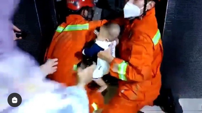 Damkar evakuasi 5 orang termasuk 1 bayi terjebak lift di Jaktim