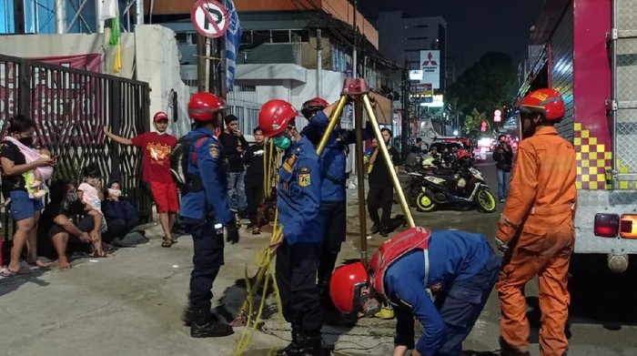 Damkar Jaktim evakuasi hadphone warga